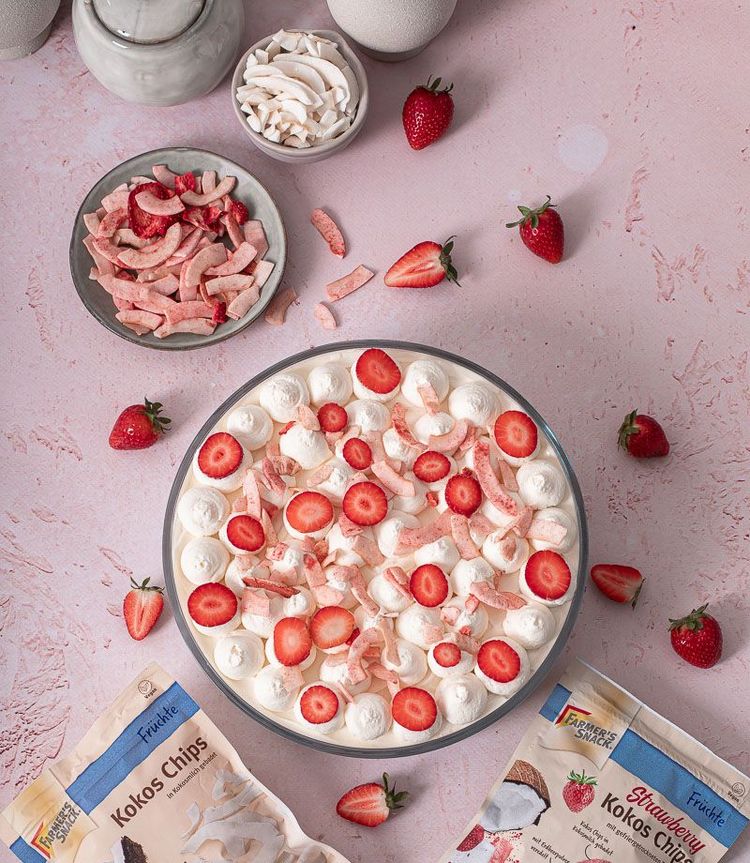 Erdbeer Kokos Tiramisu in Glasschüssel mit Farmer's Snack Produkten im Topshot View
