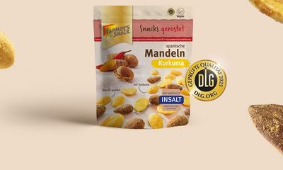 Bild von Farmers Snack Mandeln mit Kurkuma auf beigem Hintergrund mit Mandeln 